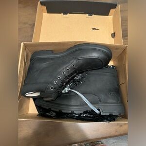 Ugg Mens Builtmore Mid Boot in Black. Size 10. NEVER WORN.